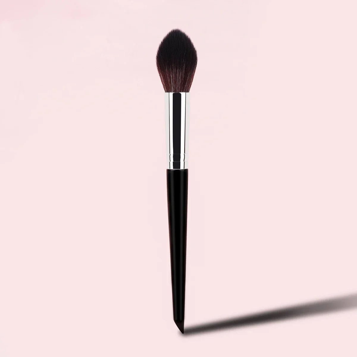 Flame brush is suitable for conical makeup setting of cheeks. It is suitable for removing cream or pressing powder blusher